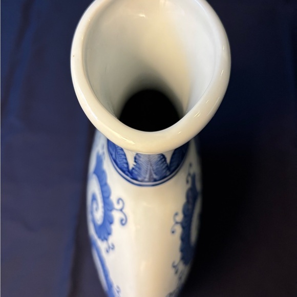 Blue and White Floral Vase - Picture 4 of 11